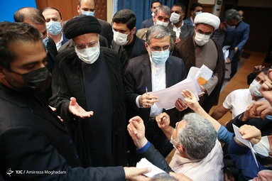 دیدار رئیس جمهور با نخبگان و خانواده ایثارگران استان ایلام