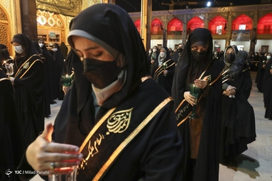لاله‌گردانی خادمان حرم مطهر شاهچراغ (ع) در شب اربعین حسینی