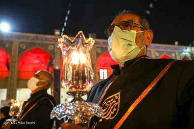 لاله‌گردانی خادمان حرم مطهر شاهچراغ (ع) در شب اربعین حسینی