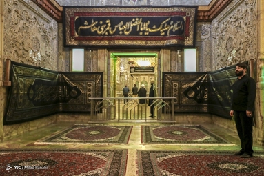 لاله‌گردانی خادمان حرم مطهر شاهچراغ (ع) در شب اربعین حسینی