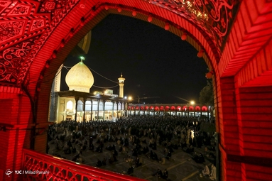 لاله‌گردانی خادمان حرم مطهر شاهچراغ (ع) در شب اربعین حسینی