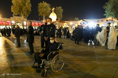 لاله‌گردانی خادمان حرم مطهر شاهچراغ (ع) در شب اربعین حسینی