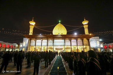 لاله‌گردانی خادمان حرم مطهر شاهچراغ (ع) در شب اربعین حسینی