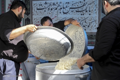 پخت و توزیع ده هزار غذای نذری در موکب انصار المهدی