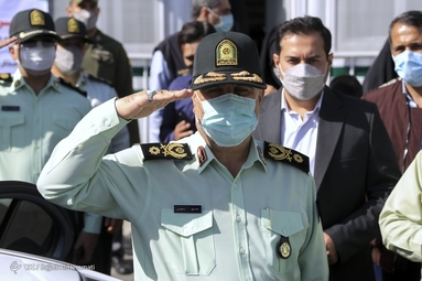 اهدای گل و ماسک در نخستین روز هفته ناجا