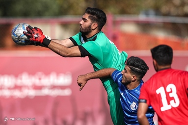 دیدار تیم های فوتبال امید استقلال و پرسپولیس با نتیجه تساوی تمام شد