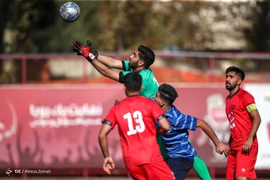 دیدار تیم های فوتبال امید استقلال و پرسپولیس با نتیجه تساوی تمام شد