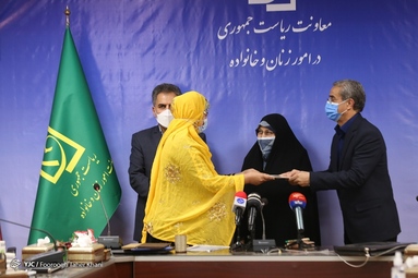 مراسم امضای تفاهم نامه معاونت امور زنان و خانواده و معاونت توسعه روستایی و مناطق محروم و تجلیل از برخی زنان روستایی