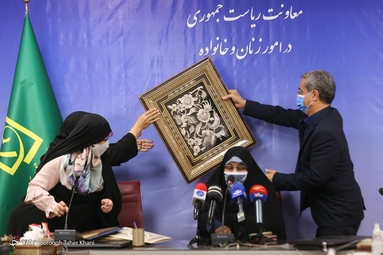 مراسم امضای تفاهم نامه معاونت امور زنان و خانواده و معاونت توسعه روستایی و مناطق محروم و تجلیل از برخی زنان روستایی
