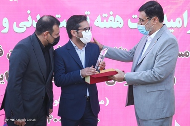 دیدار دوستانه دو تیم «منتخب فدراسیون فوتبال» و «پیشکسوتان شهدای چوار ۶۵ ایلام» با حضور قاضی‌زاده هاشمی، معاون رئیس‌جمهور و رئیس بنیاد شهید و امور ایثارگران