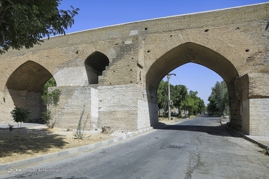 خیابانی که از زیر پل قدیم دزفول رد می شود و همچنان از آن عبور و مرور صورت میگیرد