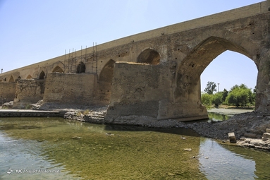 نمایی از بخش آسیب دیده پل دزفول و رودخانه دز
