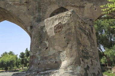  نمایی از پایه آسیب دیده پل