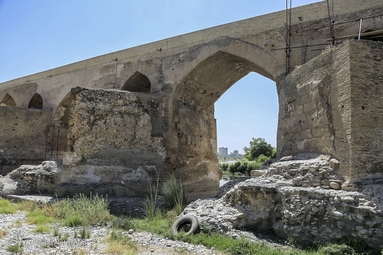  نمایی از پایه آسیب دیده پل
