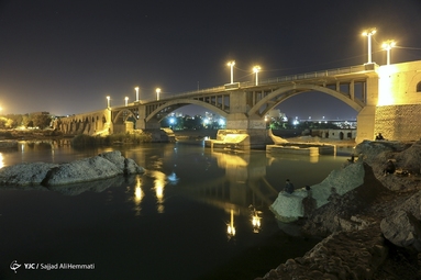 نمایی از بخش باغزسازی شده و قدیمی پل دزفول در شب