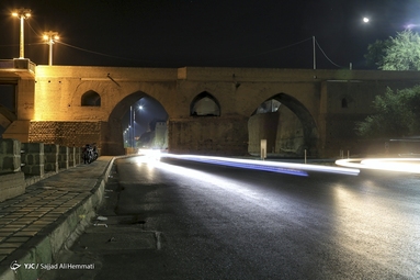 نمایی از پل قدیم دزفول و خایابان رد شده از زیر پل