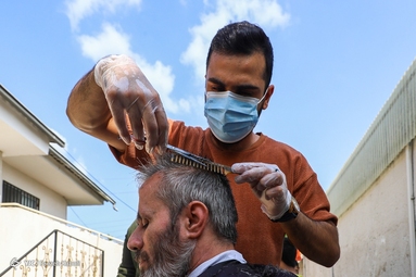 آرایشگران جوان جهادی اقدام به اصلاح رایگان موی نیازمندان می کنند - گرگان