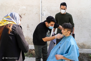 آرایشگران جوان جهادی اقدام به اصلاح رایگان موی نیازمندان می کنند - گرگان