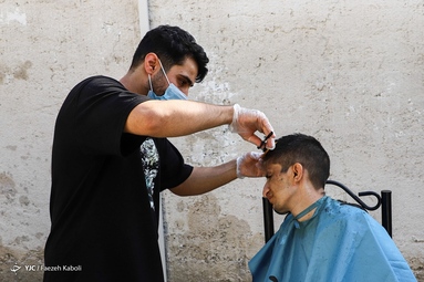 آرایشگران جوان جهادی اقدام به اصلاح رایگان موی نیازمندان می کنند - گرگان