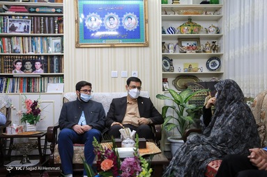 دیدار قاضی زاده هاشمی معاون رئیس جمهور و رئیس بنیاد شهید و امور ایثارگران با خانواده شهدا و ایثارگران