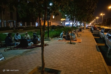 مردم بندر عباس پس از زلزله در خیابان ها به سر می برند