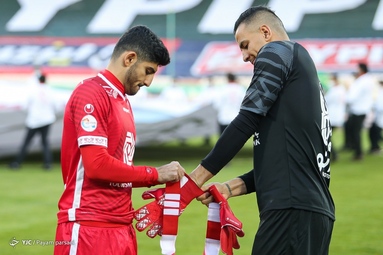 دیدار تیم‌های فوتبال استقلال و پرسپولیس