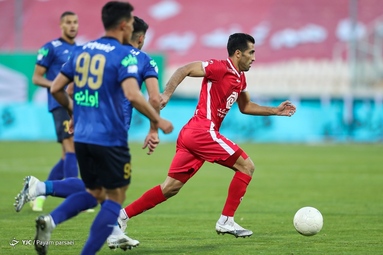 دیدار تیم‌های فوتبال استقلال و پرسپولیس