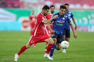 دیدار تیم‌های فوتبال استقلال و پرسپولیس