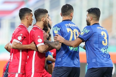 دیدار تیم‌های فوتبال استقلال و پرسپولیس