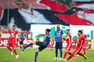 دیدار تیم‌های فوتبال استقلال و پرسپولیس