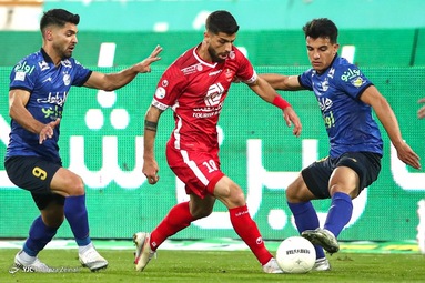 دیدار تیم‌های فوتبال استقلال و پرسپولیس