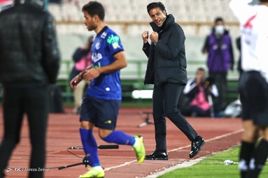 دیدار تیم‌های فوتبال استقلال و پرسپولیس