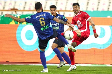 دیدار تیم‌های فوتبال استقلال و پرسپولیس
