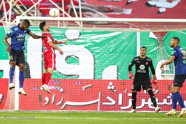 دیدار تیم‌های فوتبال استقلال و پرسپولیس