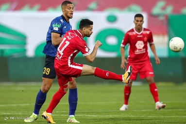 دیدار تیم‌های فوتبال استقلال و پرسپولیس