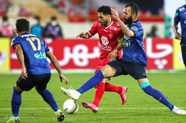 دیدار تیم‌های فوتبال استقلال و پرسپولیس