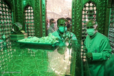 غبارروبی حرم حضرت شاهچراغ (ع)