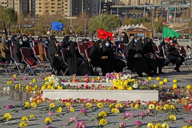 مراسم جشن تجلیل از مدافعان سلامت به مناسبت روز پرستار و ولادت حضرت زینب کبری (س)  در جوار مزار شهدای گمنام دریاچه چیتگر