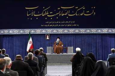دیدار رهبر معظم انقلاب با پرستاران و خانواده شهدای مدافع سلامت