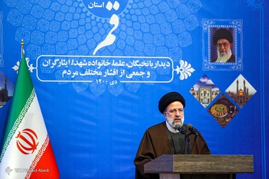 دیدار رئیس جمهور با مردم، نخبگان، علما، خانواده شهدا و ایثارگران استان قم