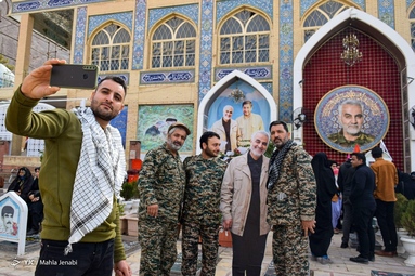 حضور گرم حاج قاسم در کنار مردم