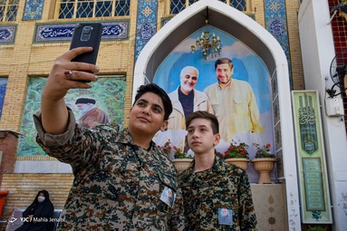 حضور گرم حاج قاسم در کنار مردم