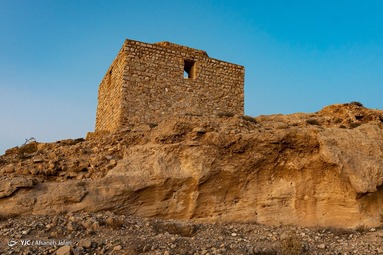 تل گنبد  سیراف بنای چهارگوشی که می‌تواند معبد و مکانی مقدس باشد