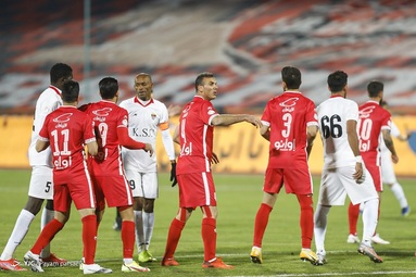 دیدار تیم‌های فوتبال پرسپولیس و فولاد خوزستان