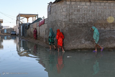 توزیع لوازم خانگی میان مددجویان کمیته امداد مناطق سیل زده استان سیستان و بلوچستان - شهرستان کنارک
