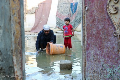 توزیع لوازم خانگی میان مددجویان کمیته امداد مناطق سیل زده استان سیستان و بلوچستان - شهرستان کنارک