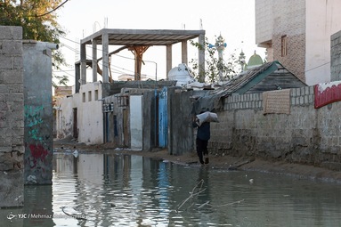 توزیع لوازم خانگی میان مددجویان کمیته امداد مناطق سیل زده استان سیستان و بلوچستان - شهرستان کنارک