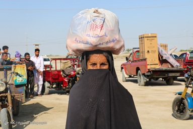 توزیع لوازم خانگی میان مددجویان کمیته امداد مناطق سیل زده استان سیستان و بلوچستان - شهرستان کنارک