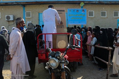 توزیع لوازم خانگی میان مددجویان کمیته امداد مناطق سیل زده استان سیستان و بلوچستان - شهرستان کنارک