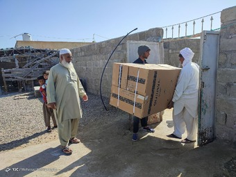 توزیع لوازم خانگی میان مددجویان کمیته امداد مناطق سیل زده استان سیستان و بلوچستان - شهرستان کنارک
